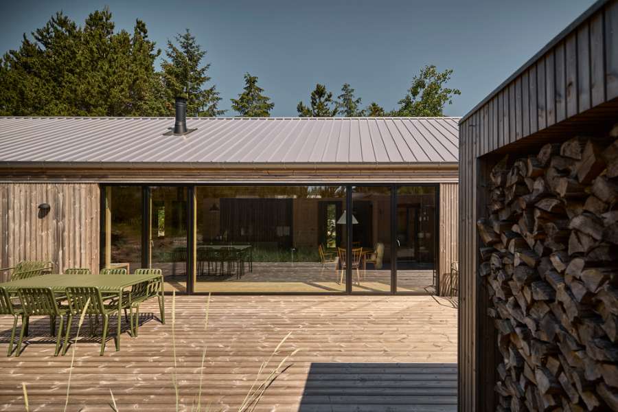 Pfannenblechen auf dem Dach schaffen die Grundlage für gemütliche Sommerhausstimmung, Torndrupskovvej 3, 9370 Hals, Dänemark